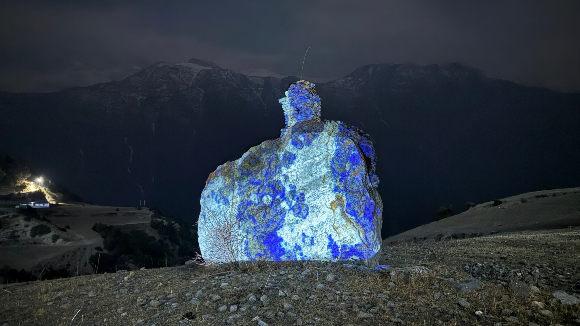 Site-specific visual & sound performance by Emma X Zhang and Chris Caines, using materials from Ngawal, Manang upper Himalayas. Performed at Manang Art Residency, April 14, 2025.